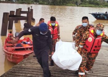 MAYAT mangsa dibawa ke lokasi operasi SAR untuk diserahkan kepada pihak polis dan hospital bagi tujuan pengecaman identity ahli keluarga mangsa.