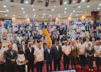 AB. RAUF Yusoh (enam dari kanan) bersama Ahmad Maslan (tujuh dari kanan) bersama peserta sesi dialog pada Program Jelajah Timbalan Menteri Kewangan I di Seri Negeri, Ayer Keroh, Melaka. - UTUSAN/MUHAMMAD SHAHIZAM TAZALI