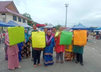 SEBAHAGIAN daripada peniaga yang membuat bantahan pemindahan Pasar Tani Kuala Besut di Kuala Besut. - UTUSAN/KAMALIZA KAMARUDDIN