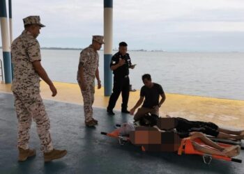 MAYAT kedua-dua mangsa dibawa ke jeti untuk diserahkan kepada polis di Labuan, semalam