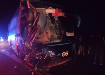 KEADAAN bas yang membawa 22 penumpang selepas terlibat dengan kemalangan di  Kilometer 60 Jalan Kota Bharu-Gua Musang, Kuala Krai, Kelantan  malam tadi.