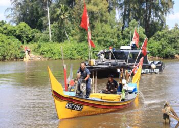 ANGGOTA Maritim Malaysia Kelantan mengiringi bot yang dinaiki Rohaimi bersama anak dan rakannya selepas hanyut di lautan bagi memastikan mereka selamat tiba di Jeti LKIM Kuala Kemasin, Bachok, Kelantan hari ini-UTUSAN/KAMARUL BISMI KAMARUZAMAN