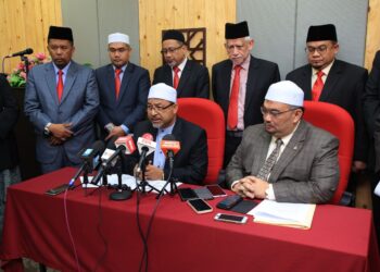 MOHD. Nassuruddin Daud (kiri) bersama Mohamed Fadzli Hassan semasa sidang media selepas mengumumkan portfolio Ahli Majlis Mesyuarat Kerajaan Negeri Kelantan di Kompleks Kota Darulnaim, Kota Bharu, Kelantan hari ini-UTUSAN/KAMARUL BISMI KAMARUZAMAN.
