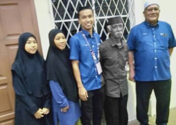 GAMBAR kenangan Baddrol Bakhtiar (tiga kiri) bersama arwah bapanya, Bakhtiar Md. Isa (dua kanan) pada malam pengumuman keputusan PRN di Dewan Lestari Guar Chempedak, Gurun. -UTUSAN/OTHMAN YAHAYA