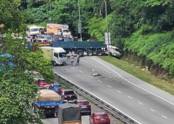KEADAAN kemalangan membabitkan treler dan tujuh kenderaan lain di Jalan Kuala Lumpur- Ipoh, Gombak hari ini