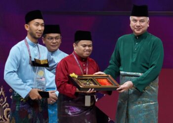 SULTAN Nazrin Muizzuddin Shah berkenan mengurniakan hadiah kepada Muhammad Qayyim Nizar Sarimi. - UTUSAN/AMIR KHALID