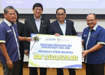 AHLI Lembaga Pengarah UUM merangkap Pengerusi Lembaga Pengarah Uniutama Management Holdings Sdn. Bhd., Mohd. Zuhri Abdullah (kiri) menyerahkan cek royalti kepada Mohd. Foad Sakdan (kanan) disaksikan Mohamed Khaled Nordin (dua dari kanan) pada 1 Ogos lalu.