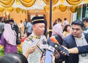 FAIRUL NIZAM Roslan bercakap kepada pemberita selepas Majlis Istiadat Penganugerahan Darjah, Bintang dan Pingat Kebesaran Negeri Melaka sempena Sambutan Hari Lahir Ke-74 Yang Dipertua Negeri di Seri Negeri, Ayer Keroh, Melaka. - UTUSAN/MUHAMMAD SHAHIZAM TAZALI