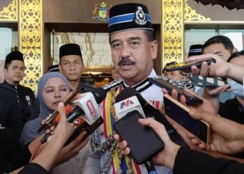 RAZARUDIN Husain bercakap kepada pemberita selepas Majlis Istiadat Penganugerahan Darjah, Bintang dan Pingat Kebesaran Negeri Melaka sempena Sambutan Hari Lahir Ke-74 Yang Dipertua Negeri Melaka di Seri Negeri, Ayer Keroh, Melaka. - UTUSAN/MUHAMMAD SHAHIZAM TAZALI