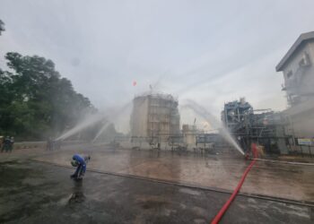 ANGGOTA bomba menjalankan usaha membendung kebocoran injap saluran bahan kimia di sebuah kilang di Pasir Gudang, Johor Bahru.