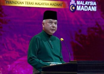 SULTAN Nazrin Muizzuddin Shah berkenan menyempurnakan perasmian penutupan MTHQA Ke-63 di Dewan Merdeka, WTCKL. - UTUSAN/AMIR KHALID