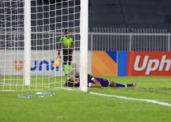 PENJAGA gol Kelantan FC, Irfan Haikal Mohd. Iffendi terbaring selepas gawangnya dibolosi  Selangor FC. -UTUSAN/KAMARUL BISMI KAMARUZAMAN