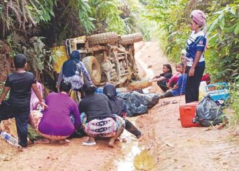 TUJUH orang guru dan kakitangan Sekolah Kebangsaan (SK) Balar berdepan situasi cemas selepas kenderaan pacuan empat roda yang dinaiki mereka terbalik berhampiran Kampung Tapai, Pos Balar, Gua Musang, Kelantan, semalam. – UTUSAN/IHSAN GURU SK BALAR