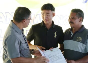 KHATANAK (tengah) ditemani bapanya menerima surat kelulusan permohonan warganegara daripada Saifuddin Nasution Ismail di Masjid Ar-Raudhah, Sungai Durian di Pokok Sena.