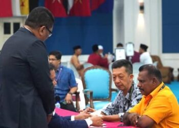 S. Jeganathan (kanan) menghantar kertas penamaan calon PRK DUN Simpang Jeram di Dewan Jubli Intan Sultan Ibrahim, Muar, Johor. - UTUSAN/ADNAN IBRAHIM