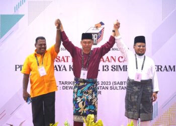 NAZRI Abdul Rahman (tengah), Mohd. Mazri Yahya (kanan) dan S. Jeganathan disahkan sebagai calon PRK DUN Simpang Jeram pada hari penamaan calon di Dewan Jubli Intan Sultan Ibrahim, Muar, Johor. - UTUSAN/SHIDDIEQIIN ZON
