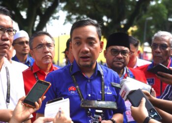ONN HAFIZ Ghazi ditemui pemberita selepas mengiringi Nazri ke pusat penamaan calon di Dewan Jubli Intan Sultan Ibrahim, Muar, Johor. - UTUSAN/ADNAN IBRAHIM