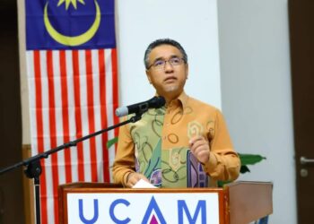 ADLY Zahari berucap merasmikan Majlis Apresiasi SPM, STPM, STAM 2022 Parlimen Alor Gajah di Auditorium Datuk Dr. Faridah UCAM, Melaka.
