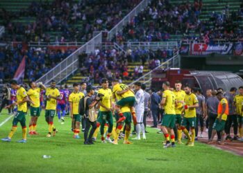 PEMAIN KDA meraikan kejayaan mencuri mata daripada JDT yang sepatutnya sudah mengesahkan kejuaraan Liga Super musim ini dalam pertemuan di Stadium Darul Aman, Alor Setar. -UTUSAN/SHAHIR NOORDIN