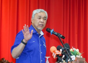 AHMAD ZAHID Hamidi berucap di hadapan jentera UMNO Bahagian Bakri di Pejabat UMNO Bahagian Bakri, Johor. - UTUSAN/SHIDDIEQIIN ZON