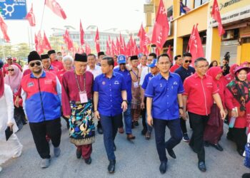 ONN HAFIZ Ghazi bersama Adly Zahari mengiringi Nazri Abdul Rahman ke Dewan Jubli Intan Sultan Ibrahim, Muar, Johor. - UTUSAN/ADNAN IBRAHIM