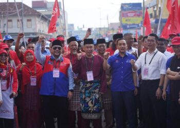 NAZRI Abdul Rahman diiringi Onn Hafiz Ghazi tiba di Dewan Jubli Emas Sultan Ibrahim, Muar, Johor. - UTUSAN/SHIDDIEQIIN ZON