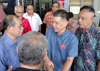 NAZRI Abdul Rahman (dua dari kanan) beramah mesra dengan Samsudin Rais (kiri) dan ahli PVATM Cawangan Muar, Johor. - UTUSAN/ADNAN IBRAHIM