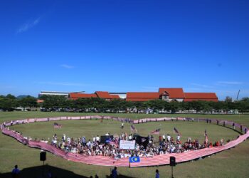 JALUR Gemilang lebih 200 meter yang dihasilkan oleh penuntut dan kakitangan UMK dipertontonkan kepada umum semasa Majlis Pelancaran Bulan Kemerdekaan Peringkat UMK di UMK Bachok, Kelantan, hari ini-UTUSAN/KAMARUL BISMI KAMARUZAMAN