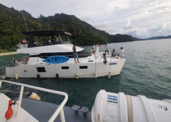 KAPAL persiaran yang ditahan Maritim Malaysia kerana melakukan kesalahan di bawah Ordinan Perkapalan Saudagar 1952 ketika diperiksa di perairan Langkawi berhampiran Pulau Dayang Bunting di Langkawi.