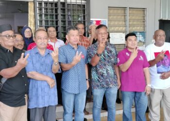NAZRI Abdul Rahman (tiga dari kiri) bersama ahli Persatuan Veteran Angkatan Tentera Malaysia (PVATM) Cawangan Muar, Johor menunjukan simbol dua sebagai nombor calonnya. - UTUSAN/ADNAN IBRAHIM