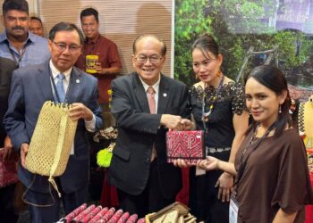 DOUGLAS Uggah (tengah) berkunjung ke salah satu pameran usahawan kraftangan Sarawak selepas merasmikan Persidangan dan Ekspo Agropelancongan Sarawak 2023 (SatCE 2023) di Pusat Konvensyen Borneo Kuching (BBCK), di sini hari ini.