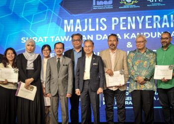 FAHMI Fadzil bergambar bersama pemain industri selepas Majlis Penyerahan Surat Tawaran Dana Kandungan Digital dan Pelancaran Tabung Komuniti Filem di Kementerian Komunikasi dan Digital di sini, hari ini.-UTUSAN/FAIZ ALIF ZUBIR