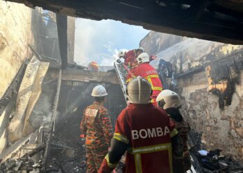 ANGGOTA Bomba memadam kebakaran di lokasi kejadian bagi memulakan usaha mencari mangsa yang terperangkap.