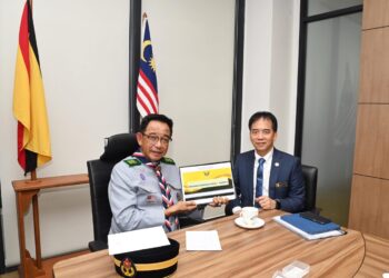 ABDUL Karim Rahman Hamzah (kiri) menunjukkan buku Program Kembara Kenali Borneo selepas berhubung penganjuran program tersebut di Bangunan Baitulmakmur Petra Jaya, Kuching.