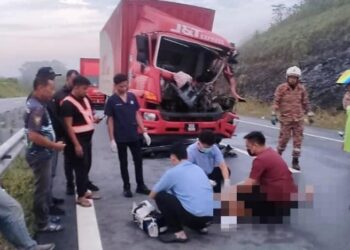 MANGSA tersepit telah dibawa keluar daripada lori oleh anggota bomba, namun disahkan meninggal dunia oleh pihak KKM di lokasi kejadian Kilometer 30, Jalan Bukit Berayang, Bukit Sebangkoi, Sarikei awal pagi tadi.