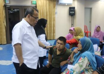ABDUL Fattah Abdullah menyantuni ahli Koperasi Pekebun Kecil Daerah Ljpis Berhad selepas mesyuarat agung koperasi ke-36 di Lipis hari ini.