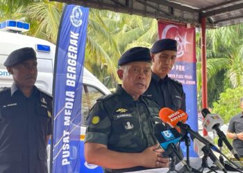 KAMARUL Zaman Mamat mengadakan pertemuan dengan pemberita bagi memaklumkan perkembangan terkini PRK Parlimen Pulai dan DUN Simpang Jeram di Taman Perumahan Polis, Muar, Johor. - UTUSAN/OMAR ZIN