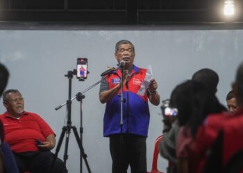 MOHAMAD Sabu berucap di Ceramah Kelompok DUN Simpang Jeram di Taman Sri Kasih, Muar, Johor. - UTUSAN/SHIDDIEQIIN ZON