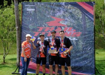 TIGA pemenang menerima hadiah yang disampaikan Gloria Ng (kiri).