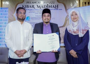 MUHAMMAD Hafiz Mohd Haneefa (tengah) menunjukkan memorandum persefahaman antara Pengarah Andalusia Travel & Tours, Ida Riswana Idris (kanan) bersama Pemangku Ketua Pegawai Eksekutif KUISCELL Sdn. Bhd., Ahmad Fuad Mat Ali pada majlis pelancaran pakej Kibar Madinah 4.0 di Auditorium Andalusia Travel & Tours Sdn Bhd di Kuala Lumpur hari ini. - UTUSAN/FARIZ RUSADIO