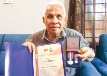 MUSTAFFA @ Shaafi Abas menunjukkan sijil penghargaan dan Pingat Jasa Pahlawan Negara (PJPN) yang diterima ketika ditemui di Kampung Bakap, Jabi, Setiu, Terengganu, semalam. – UTUSAN/TENGKU DANISH BAHRI TENGKU YUSOFF