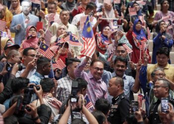 ANWAR Ibrahim bersama penjawat awam mengibarkan Jalur Gemilang pada Majlis Amanat Perdana Hari Kebangsaan 2023 di Pusat Konvensyen Antarabangsa Putrajaya (PICC). - UTUSAN/FAISOL MUSTAFA