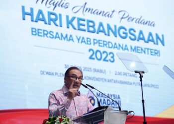 ANWAR Ibrahim berucap pada Majlis Amanat Perdana Hari Kebangsaan 2023 di Pusat Konvensyen Antarabangsa Putrajaya (PICC) hari ini. - UTUSAN/FAISOL MUSTAFA