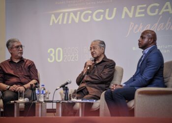 MAHATHIR Mohamad (tengah) bercakap ketika Majlis Ilmu 'Minggu Negarawan' bertajuk 'Peradaban & Sosiologi' di Auditorium Yayasan Kepimpinan Perdana Putrajaya. - UTUSAN/ FAIZ ALIF ZUBI