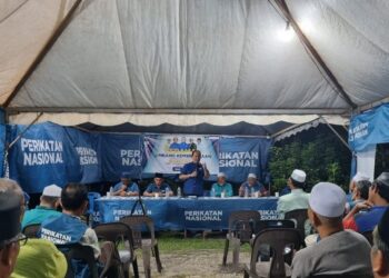 KHAIRUL Faizi Ahmad Kamil berucap di hadapan pengundi dalam Ceramah Kelompok PRK DUN Simpang Jeram di Bukit Batu, Muar, Johor.