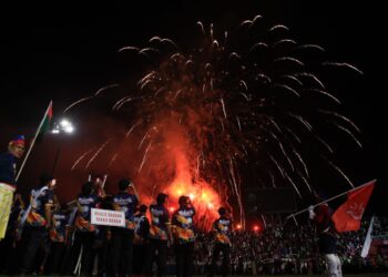 PERSEMBAHAN bunga api menjadi acara penutup sempena sambutan ambang kemerdekaan dan Hari Kebangsaan ke-66 di Stadium Sultan Muhammad IV, Kota Bharu, Kelantan-UTUSAN/KAMARUL BISMI KAMARUZAMAN