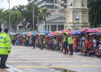 ORANG ramai tetap memenuhi Dataran Medan Bandar bagi memeriahkan Sambutan Hari Kebangsaan peringkat negeri Kedah ke-66 di Alor Setar. -UTUSAN/SHAHIR NOORDIN