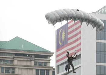 PASUKAN payung terjun membuat terjunan sempena sambutan Hari Kebangsaan di Putrajaya. - UTUSAN/FAISOL MUSTAFA