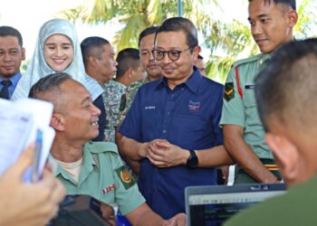 MOHD. Nizar Sudin (tengah) beramah mesra bersama warga ATM semasa majlis Spark. UTUSAN/IHSAN/YLTAT