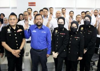 SYAIFUL Rizal Abdul Ghani (tiga dari kiri) bersama warga kerja YBR mengangkat Ikrar Bebas Rasuah.